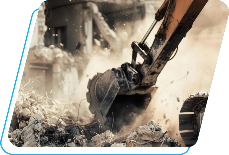 Engin en action pour des travaux de démolition réalisés par SARL Perrou et Fils